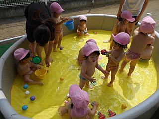 幼稚園　プール　裸 